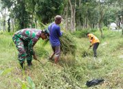 Bersama Warga, Babinsa Koramil 0808/10 Kademangan Kerja Bakti Pembersihan Parit