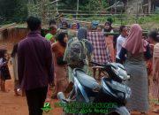 Terpaksa Pikul Warga Hamil ke Puskesmas Karena Jalan Rusak