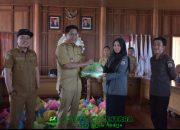 Sekwan DPRD Sulbar Bagikan Parcel Lebaran kepada Para Tenaga Non-ASN