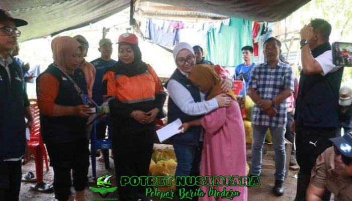 Sentuhan Kepedulian Bupati Mamuju: Serahkan Bantuan Untuk Korban dan Tinjau Lokasi Longsor