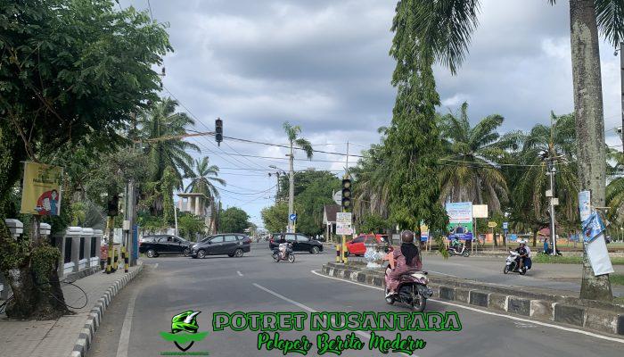 Lampu Lalu Lintas Persimpangan Jl. Ahmad Kirang Mamuju Rusak, Pengendara Keluhkan Potensi Kecelakaan