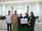 Wali Kota dan Wakil Wali Kota Serahkan Bonus Rp250 Juta untuk Kafilah Juara STQH 2025