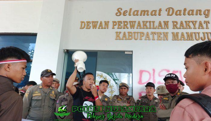 Pelajar dan Mahasiswa Karampuang Gelar Aksi Unjuk Rasa di DPRD Mamuju, Tagih Janji Segerah di Realisasikan