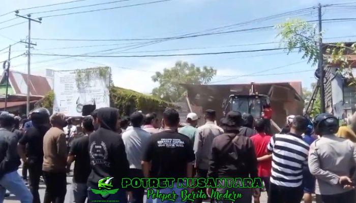Eksekusi Lahan di Desa Lapeo Berujung Bentrok, Warga Hadang Alat Berat dan Bakar Ban di Jalan