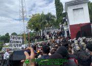 Ribuan Masyarakat Pasangkayu Seruduk Kantor Gubernur Sulbar, Ricuh Tak Terhindarkan