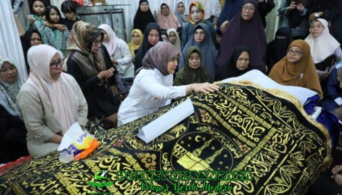 Aliyah Mustika Ilham Beri Penghormatan Terakhir pada Ibunda Amir Uskara