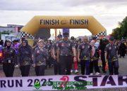 Meriahkan HUT Bhayangkara ke-79, Ribuan Warga Tumpah Ruah di Fun Run Pantai Manakarra