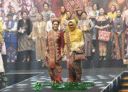 Ketua dan Wakil Ketua Bhayangkari Polda Sulbar Tampil Memukau di Bazar Kreasi Nusantara 2025 dengan Tenun Sekomandi