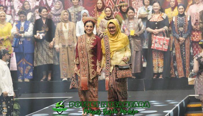 Ketua dan Wakil Ketua Bhayangkari Polda Sulbar Tampil Memukau di Bazar Kreasi Nusantara 2025 dengan Tenun Sekomandi
