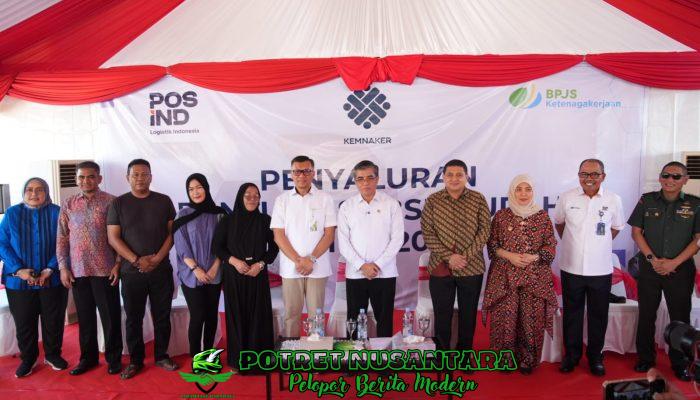 Munafri-Aliyah Dampingi Menaker RI Tinjau Penyaluran BSU 2025 di Makassar