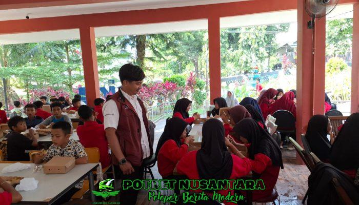 Kebersamaan di meja Makan : Kaherin Fajar Turut Dampingi Makan Siang Siswa Sekolah Rakyat