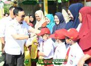 Bupati Soppeng Bagikan Seragam Gratis: Wujud Nyata Komitmen Pendidikan Merata
