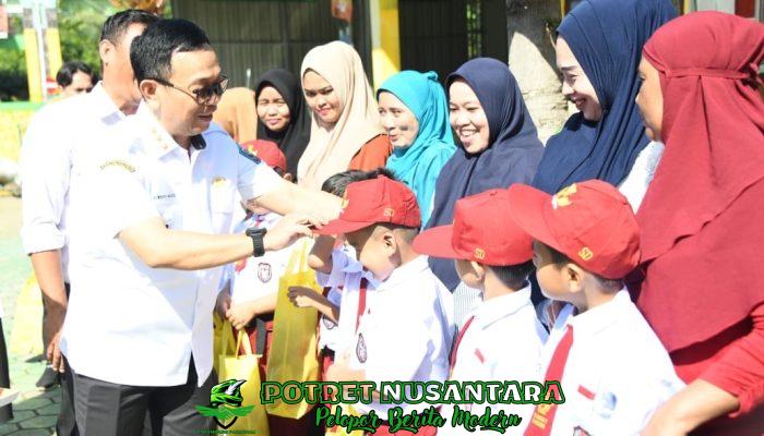 Bupati Soppeng Bagikan Seragam Gratis: Wujud Nyata Komitmen Pendidikan Merata