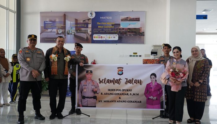Kapolda Sulbar Lepas Kepergian Irjen Pol (Purn.) Adang Ginanjar dan Ibu Miranti dengan Penghormatan Terakhir