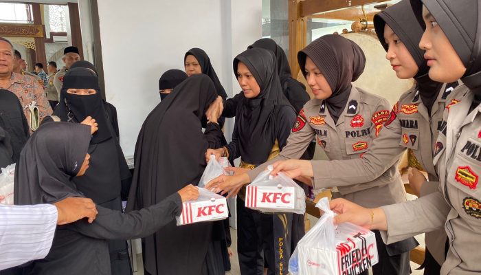 Srikandi Polda Sulbar Tebar Kepedulian: Bersihkan Tempat Ibadah hingga Santuni Anak Yatim