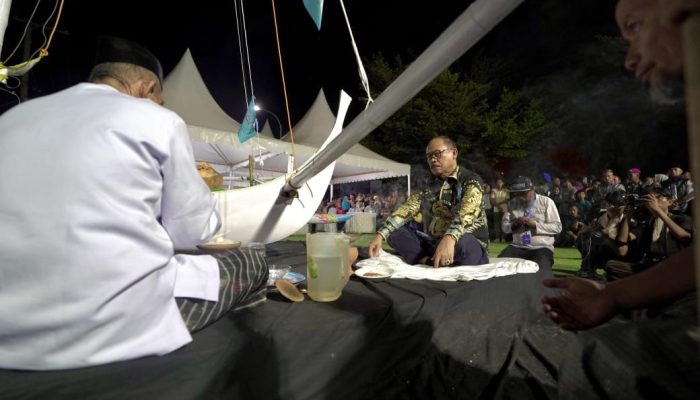 Makkuliwa Sandeq Silumba 2025: Doa-doa Mengudara dari Atas Perahu di Pantai Bahari Polewali Mandar