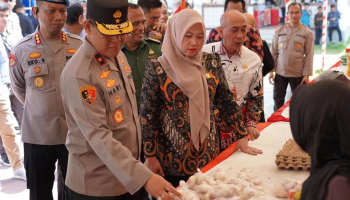 Ketua DPRD Sulbar Bareng Wakapolda Lepas Kick Off Gerakan Pangan Murah, Warga Langsung Serbu Lapangan