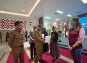 Pemprov Sulbar Serahkan 66 Sertifikat Merek Dagang, Dorong UMKM Go Digital