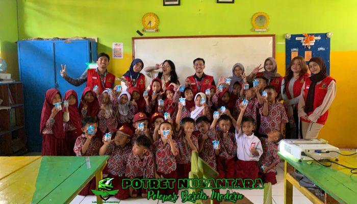 “TINOSU” Gaungkan Gizi Anak: Mahasiswa Unhas Ajak Siswa SD di Desa Tino Jeneponto Minum Susu Setiap Hari