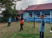 Semangat di Bawah Terik Matahari: Guru Olahraga UPTD SMPN 2 Maniangpajo Latih Siswa dengan Praktek Langsung di Lapangan