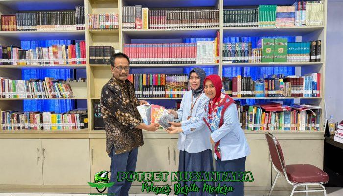 Prof Dr Sukardi Weda Serahkan Buku pada Perpustakaan PPS UNM
