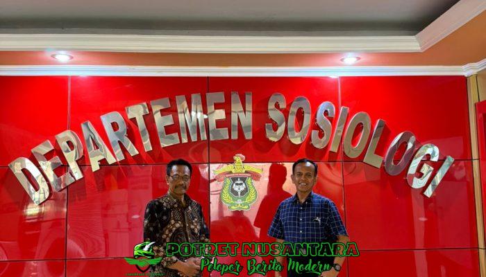 Prof Dr Sukardi Weda Serahkan Buku pada Ruang Baca Departemen Sosiologi FISIP UNHAS