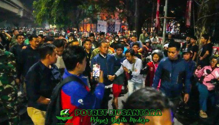 Gubernur Andi Sudirman Temui Massa Aksi di Makassar: “Mari Kita Jaga Sulsel Tetap Aman dan Damai”