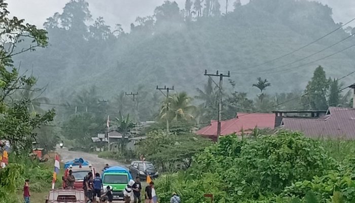 Jembatan Poros Talondo-Bonehau Rusak Parah, Warga Gotong Royong Perbaiki Seadanya