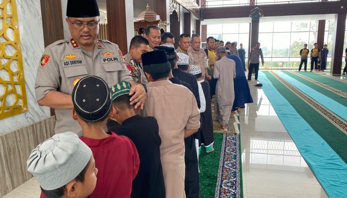 Jumat Penuh Rahmat, Kapolda Sulbar Bersama Anak Yatim Memohon Keberkahan untuk Negeri