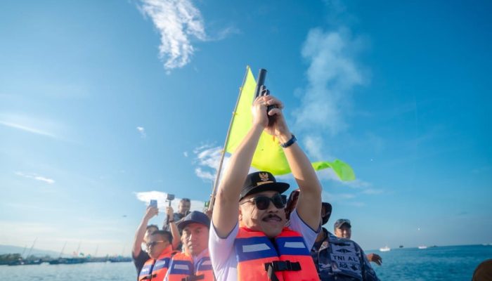 Flare Gun Gubernur SDK Lepas Sandeq Silumba 2025, 55 Perahu Berlayar di Laut Sulbar