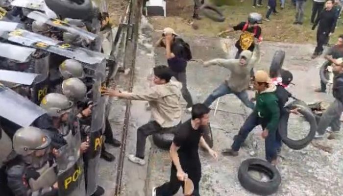 Ricuh di Mamuju! Gas Air Mata Warnai Aksi Bubarkan DPR