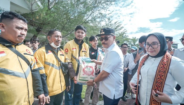 Gubernur Sulbar dan Bupati Mamuju Bagikan Beras Gratis untuk Ratusan Ojol