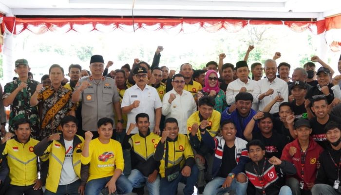 Kapolda Sulbar Bareng Forkopimda Bagikan Beras untuk Ojol di Majene