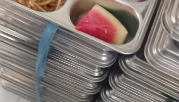 Viral! Beredar Foto Menu Bergizi SMP 2 Mamuju, Isinya Mie Goreng dan Buah Semangka
