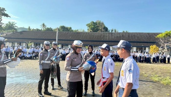 Polwan Cantik Ditlantas Polda Sulbar Jadi Pembina Upacara di SMPN 2 Mamuju