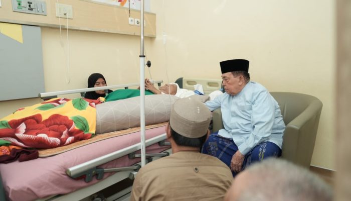 Wagub Sulbar Bawa Semangat Kesembuhan untuk KH Hasan Sanusi