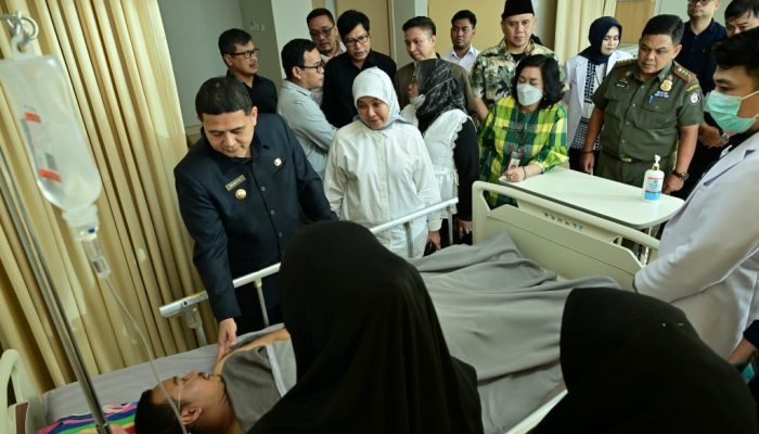 Peduli Aparatnya, Wali Kota dan Wawali Makassar Berikan Santunan ke Agung Setiawan