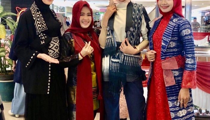 Tenun Sekomandi Tampil di Fashion Show FESyar KTI, Festival Ekonomi Syariah Indonesia Timur