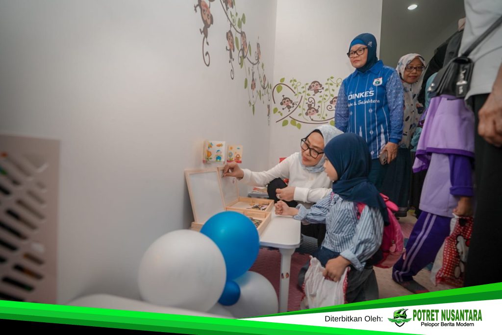 Ketua Tim Penggerak Pemberdayaan dan Kesejahteraan Keluarga (TP PKK) Provinsi Sulawesi Barat, Hj. Harsinah Suhardi, meresmikan Ruang Bermain Anak di lingkungan Badan Kepegawaian Daerah (BKD) Sulbar.