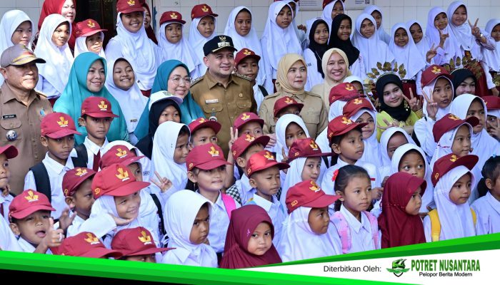 Pemkot Makassar Salurkan Seragam Sekolah Gratis bagi 150 Siswa di Kepulauan Sangkarang