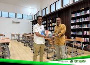 Sukardi Weda Kembali Serahkan Buku Karyanya ke Perpustakaan FBS UNM