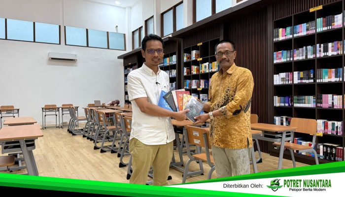 Sukardi Weda Kembali Serahkan Buku Karyanya ke Perpustakaan FBS UNM