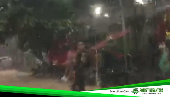 Aksi Heroik Polisi Patmor Polda Sulbar Saat Gendong Anak di Tengah Deras Aliran Air