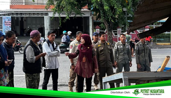Tertibkan Lapak di Jalan Terong, Perumda Pasar Makassar dan Kelurahan Wajo Baru Edarkan Surat Teguran untuk Pedagang