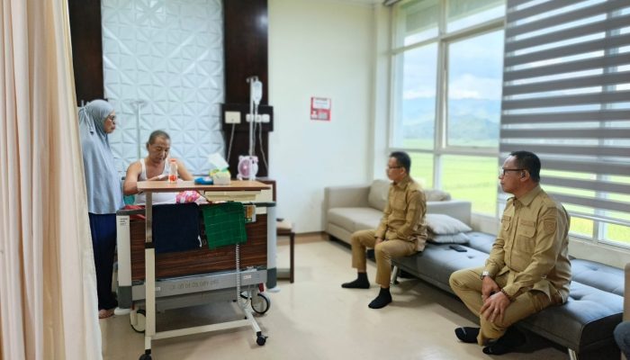 Bupati Polman Jenguk Mantan Pj Bupati Ilham Borahima di Rumah Sakit