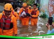 Makassar Siaga Banjir, TRC Evakuasi Warga dan Satgas PU Bersihkan Drainase