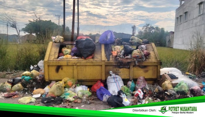 Sampah Kembali Menumpuk di Jalan Perairan Wonomulyo, Warga Keluhkan Bau Menyengat