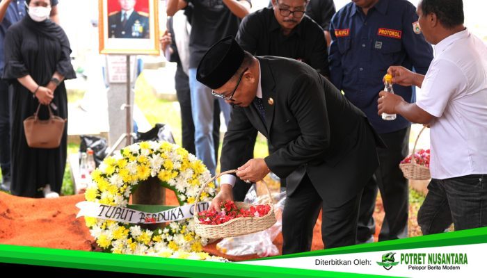 Suhardi Duka Menangis Iringi Persemayaman Wagub Sulbar Salim S Mengga