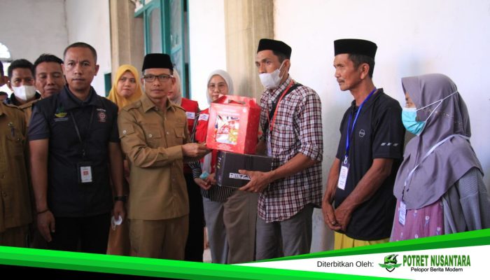Bupati Polman Salurkan Bansos Kemensos RI untuk Korban Kebakaran Galung Tulu
