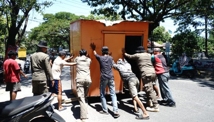 Penertiban Humanis di Tallo, Lapak di Atas Drainase Ditata, Sebagian Dibongkar Mandiri